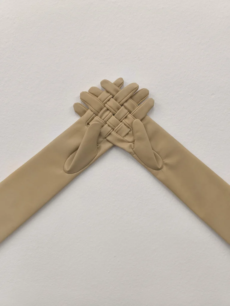 Encaixar, 2024 Cuir 95 x 48 cm