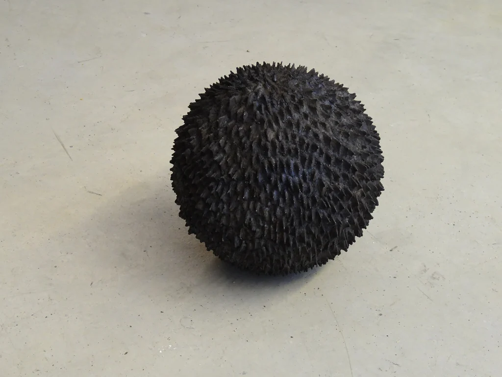 Esfera d'espines, 2014 Fosa de bronze ø 20 cm 8,080 kg