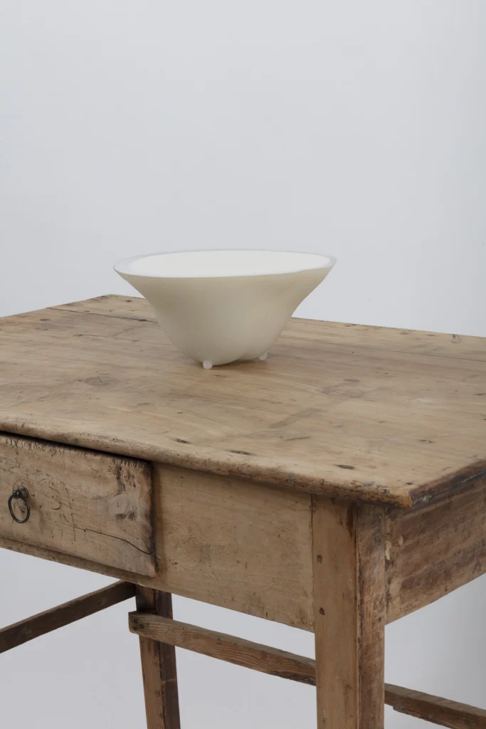 Font, 2019 taula, fosa de vidre i llet 81 x 84 x 55 cm