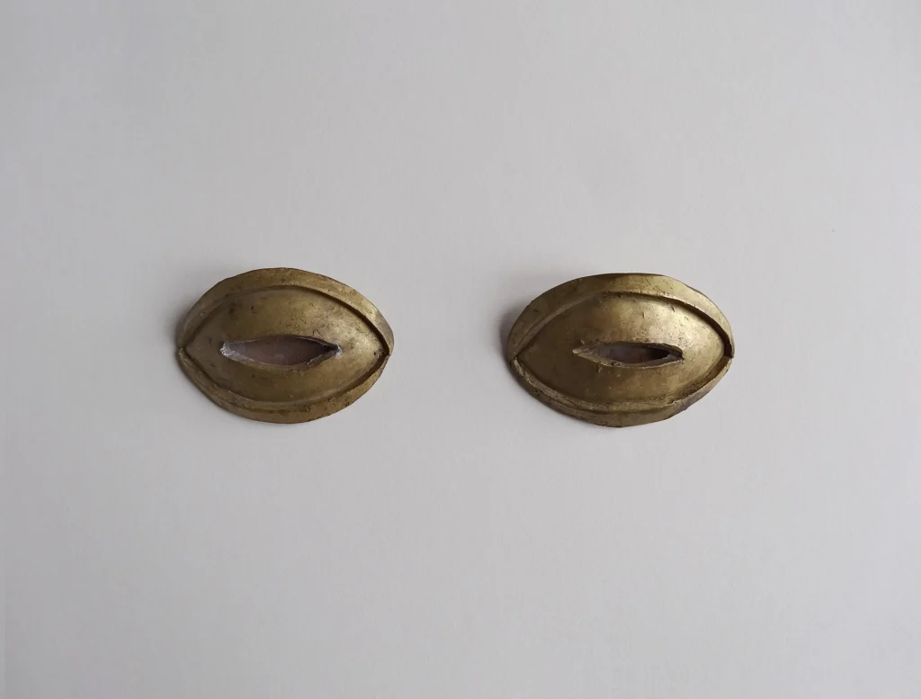 Ulls, 2016 Fosa de llautó 6 x 4 x 1 cm c/u
